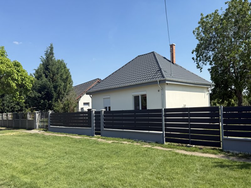Besnyő - Piactér Felújított ingatlan.